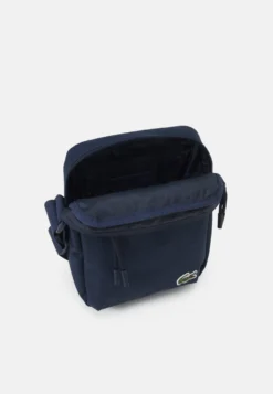 Lacoste Neocroc Vertical Camera Bag Unisex - Schoudertas - Marine -Lacoste af5aa23e03874c1ba81e324a6797a47c scaled