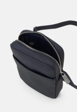 Lacoste Men Classic Unisex - Schoudertas - Marine 6 Lacoste Men Classic Unisex - Schoudertas - Marine -Lacoste b0296f285d664d4488fa88a19b7559d6