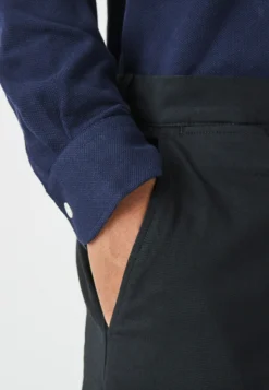 Lacoste Chino - Noir -Lacoste b07e1ae3f3ae4746aabfac8ac084173e scaled