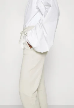 Lacoste Trainingsbroek - Hammam -Lacoste b0a08f02b9914abbad242b194203a3f0 scaled