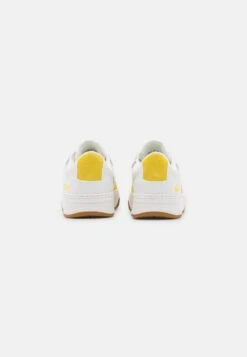 Lacoste Sneakers Laag - White/Yellow 9 Lacoste Sneakers Laag - White/Yellow -Lacoste b70809748b9d45bfbafd1c8f0540ae16