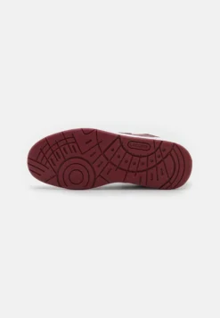 Lacoste Court Cage- Sneakers Laag - White/Burgundy 10 Lacoste Court Cage- Sneakers Laag - White/Burgundy -Lacoste b9d33c8668ab4b808e22216876fa59e6 scaled