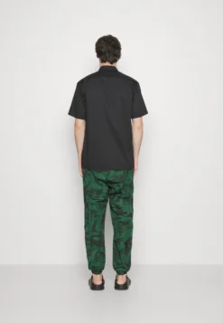 Lacoste X Netflix Unisex - Trainingsbroek - Green/Black -Lacoste bf97fb3ea47f4a7aaf1248b5e0692b60 scaled