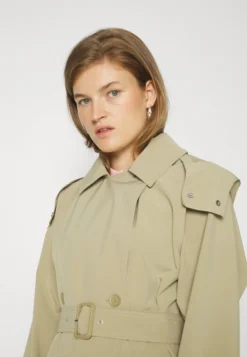 Lacoste Trenchcoat - Lion -Lacoste c777172fcce74ff88061b689a4cc0fef scaled