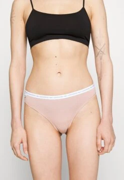 Lacoste String - Black/Grey/White 12 Lacoste String - Black/Grey/White -Lacoste c8c63e8c0ca34c5daeb903466a88bb95