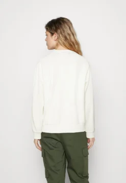 Lacoste X Netflix - Sweater - Flour -Lacoste c8d750dc3082487687274f2ada093eff scaled
