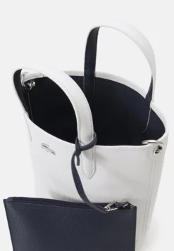 Lacoste Shopping - Shopper - Farine Bleu Nuit -Lacoste cd394f2baa7d46e1a893280b35bc8aa3 scaled