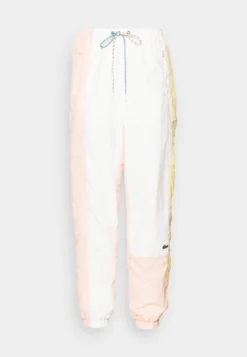 Trainingsbroek - Flour/Flesh-Napolitan Yellow -Lacoste d02fb6f945be43d69fdddf6a7bb225fb scaled