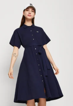 Lacoste Blousejurk - Navy Blue 9 Lacoste Blousejurk - Navy Blue -Lacoste d0c111814e7a4cc181ea599c4738ee4d scaled