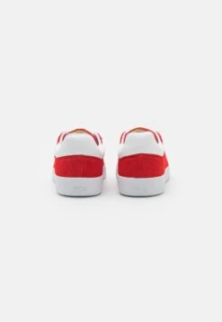 Lacoste Baseshot- Sneakers Laag - Red/White -Lacoste d6ede4ce35b24271a0a8b605327e705a