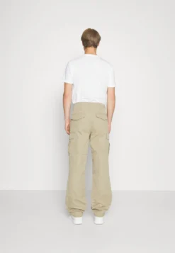 Lacoste H_Cb - Cargobroek - Beige -Lacoste d79288a2eae24d49ac4a44e5274d9bd9 scaled