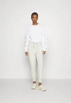 Lacoste Trainingsbroek - Hammam -Lacoste db3ec0278e914439baa16f4586c57e09 scaled