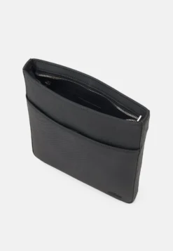 Lacoste Classic Unisex - Schoudertas - Noir 6 Lacoste Classic Unisex - Schoudertas - Noir -Lacoste db8ed5d3b5ae45279f63152a3d020889 scaled