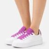 Lacoste Carnaby Plat - Sneakers Laag - White/Purple