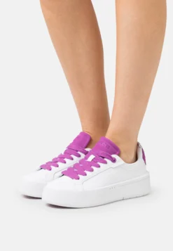 Lacoste Carnaby Plat - Sneakers Laag - White/Purple