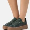 Lacoste Carnaby Plat - Sneakers Laag - Dark Green