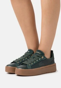 Lacoste Carnaby Plat - Sneakers Laag - Dark Green