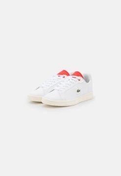 Lacoste Carnaby Pro - Sneakers Laag - White/Red -Lacoste e6fd5e0cb79a44f8bc8b2b46c29b96dc