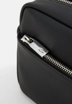 Lacoste Classic Unisex - Schoudertas - Noir -Lacoste ed7c75482f9b4a7f8c3fc76cc8a8fdc5 scaled