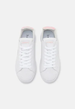 Lacoste Carnaby - Sneakers Laag - White/Pink -Lacoste efce6a2a45cc4a6e8bf3694ca9ff326e scaled