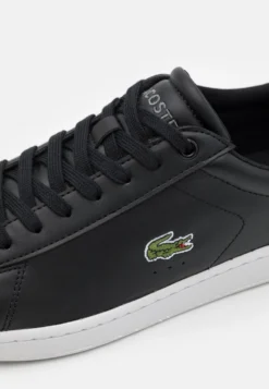 Lacoste Carnaby - Sneakers Laag - Black/White -Lacoste f3b114e87aa846e08014cdf8cae258bf scaled