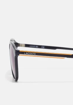 Lacoste Unisex - Zonnebril - Dark Blue 9 Lacoste Unisex - Zonnebril - Dark Blue -Lacoste f6c83e14d5924cc3b4b1dcf90642b0e9 scaled